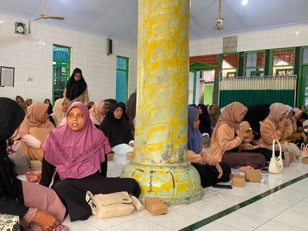 Mahasiswi UNUGHA Cilacap Hadiri Istighosah Bersama Muslimat Desa Pesahangan, Perkuat Ukhuwah dan Spiritualitas Masyarakat