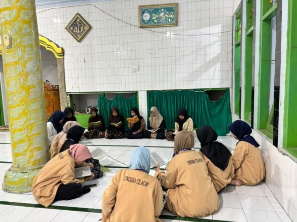 Mahasiswa KKN UNUGHA Cilacap Perkuat Silaturahmi Melalui Kegiatan Rutin Berjanjen atau Sholawat Al-Barzanji Bersama Santri Pondok Pesantren El Muslim