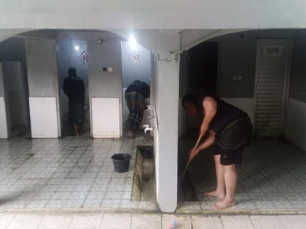 Mahasiswa KKN UNUGHA Cilacap Laksanakan Program Cleaning Mosque sebagai Upaya Menjaga Kebersihan dan Keberlanjutan Fasilitas Masjid di Desa Pesahangan