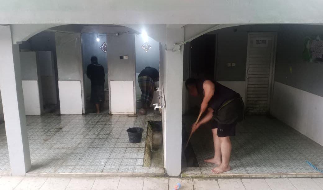 Mahasiswa KKN UNUGHA Cilacap Laksanakan Program Cleaning Mosque sebagai Upaya Menjaga Kebersihan dan Keberlanjutan Fasilitas Masjid di Desa Pesahangan Mahasiswa KKN UNUGHA Cilacap Laksanakan Program Cleaning Mosque sebagai Upaya Menjaga Kebersihan dan Keberlanjutan Fasilitas Masjid di Desa Pesahangan